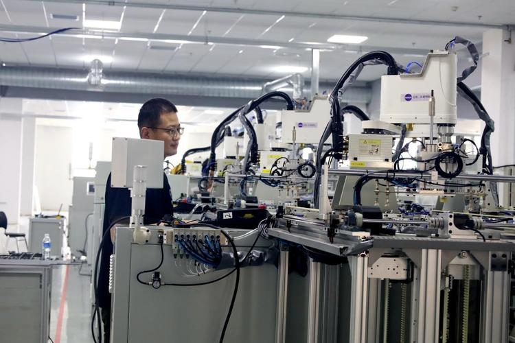 洗瓶机厂家工程师上门调试设备现场
