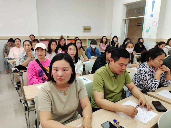 家长代表参与学校章程修订座谈会现场