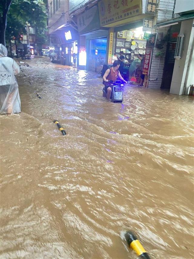 城市老小区暴雨内涝洪水漫入一楼场景