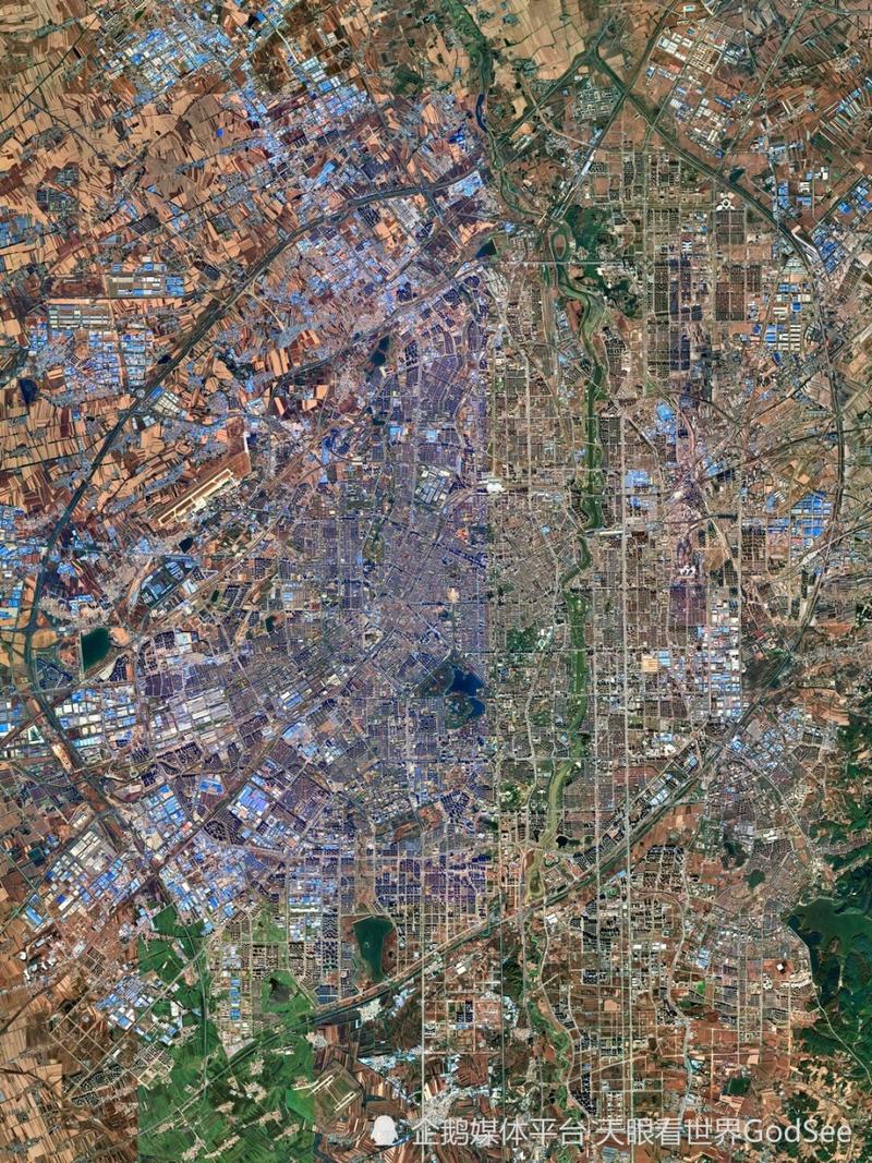 卫星地图俯瞰城市建筑群如电路板纹理
