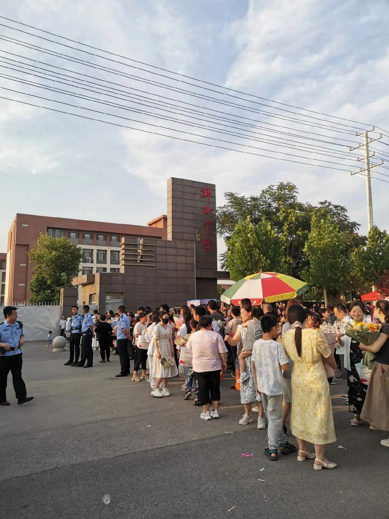 孩子自信走进学校考场大门