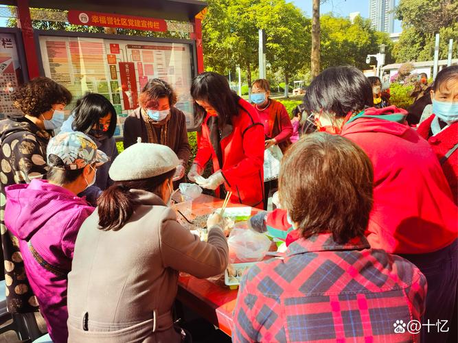 留学生在慈善商店与当地顾客聊天