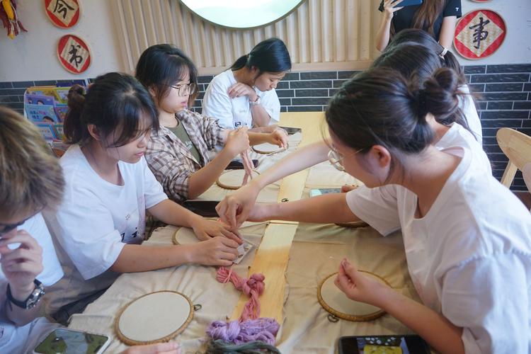 年轻人学习手工刺绣的正面疗愈场景