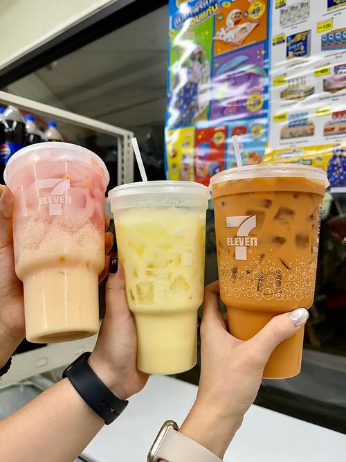 东南亚街边711门口顾客站着喝冰饮实拍