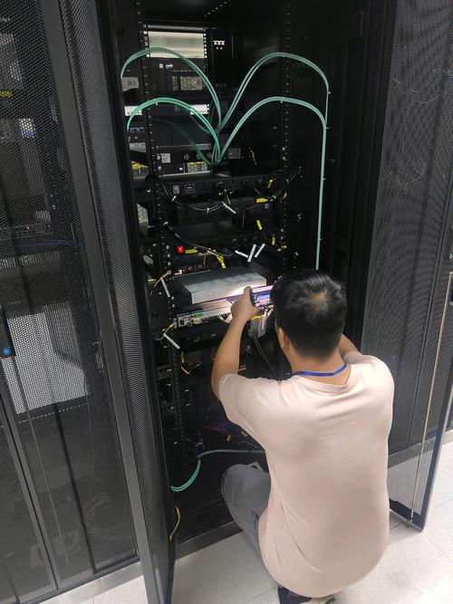 机房运维人员蹲在服务器前核对基线配置表