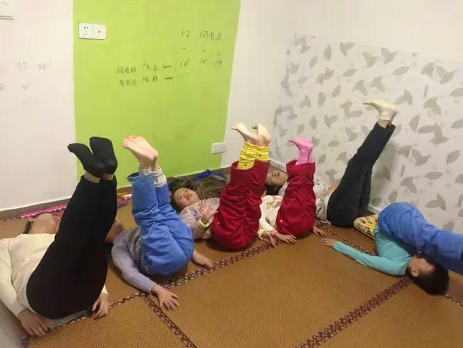 学龄儿童墙壁开飞机儿童瑜伽动作示意图