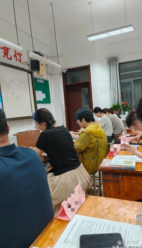 家长在初中校园外等待孩子讨论指标到校策略