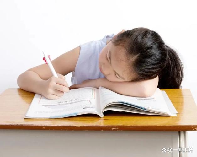 小学生趴桌上假装写作业内心崩溃