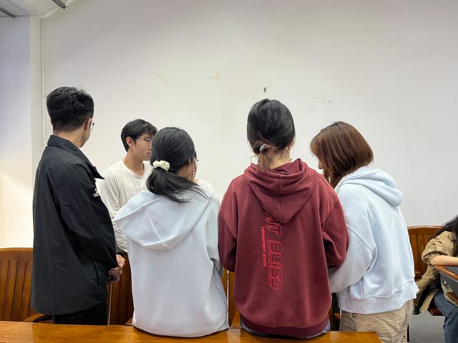 高中生团队进行模拟创投路演，白板上贴满便签
