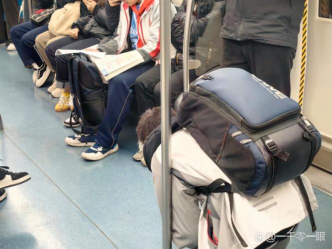 早高峰地铁口蹲下来系鞋带的路人