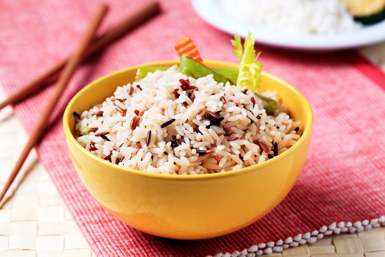 电饭煲煮好的混合杂粮饭成品图