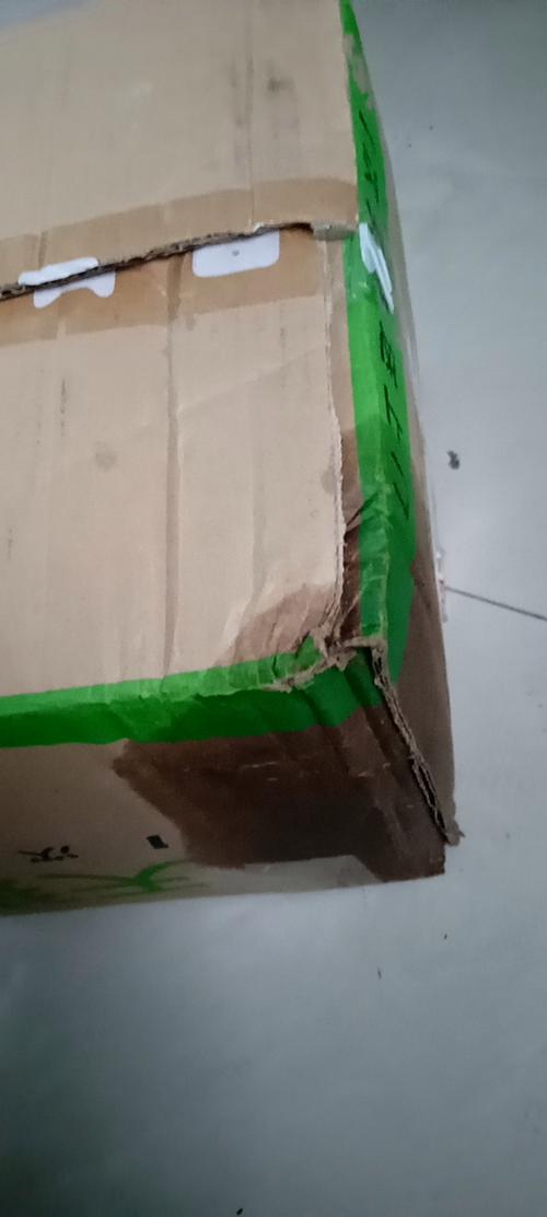 快递纸箱表面残留的快递单胶印特写