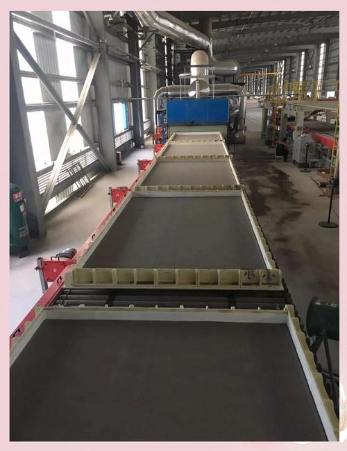 先进陶瓷生产车间辊道窑出料端耐材碎块堆积现场