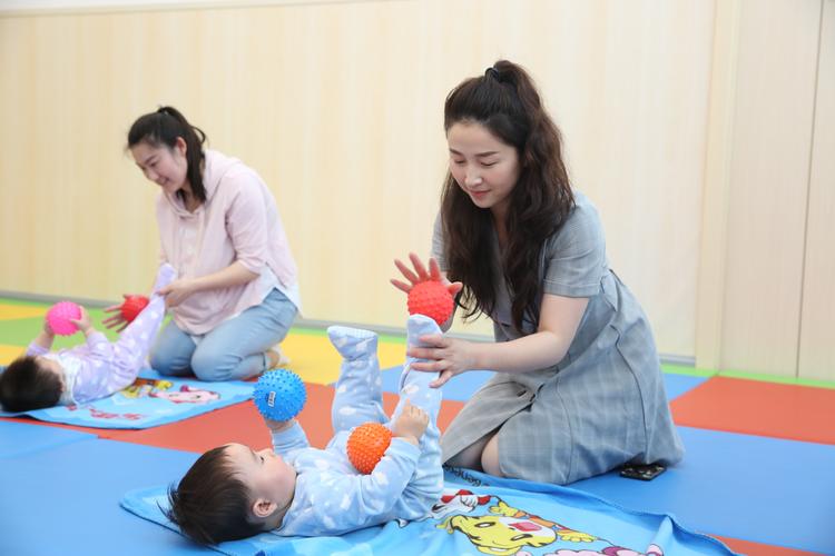 制造业年轻父母周末带娃赶培训班实拍