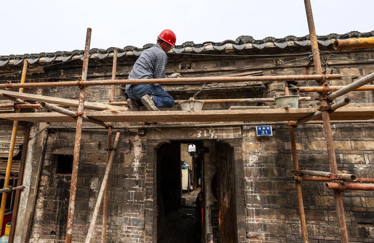 南京市文保所工作人员上门指导老建筑修缮现场