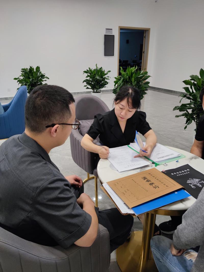 刑事律师整理案件证据材料现场