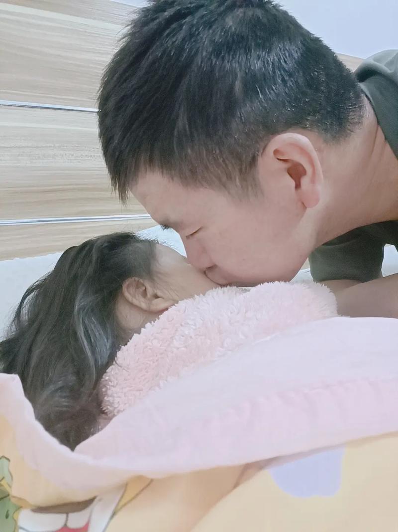 工厂倒班爸爸下班亲吻熟睡孩子合影