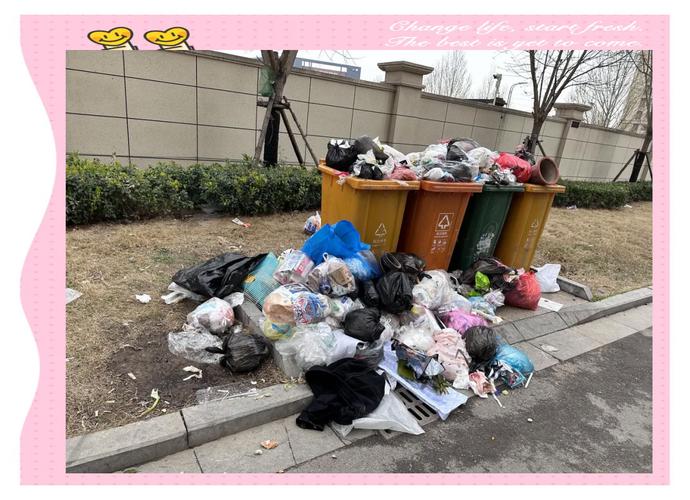 扔满杂物的小区垃圾桶断舍离现场