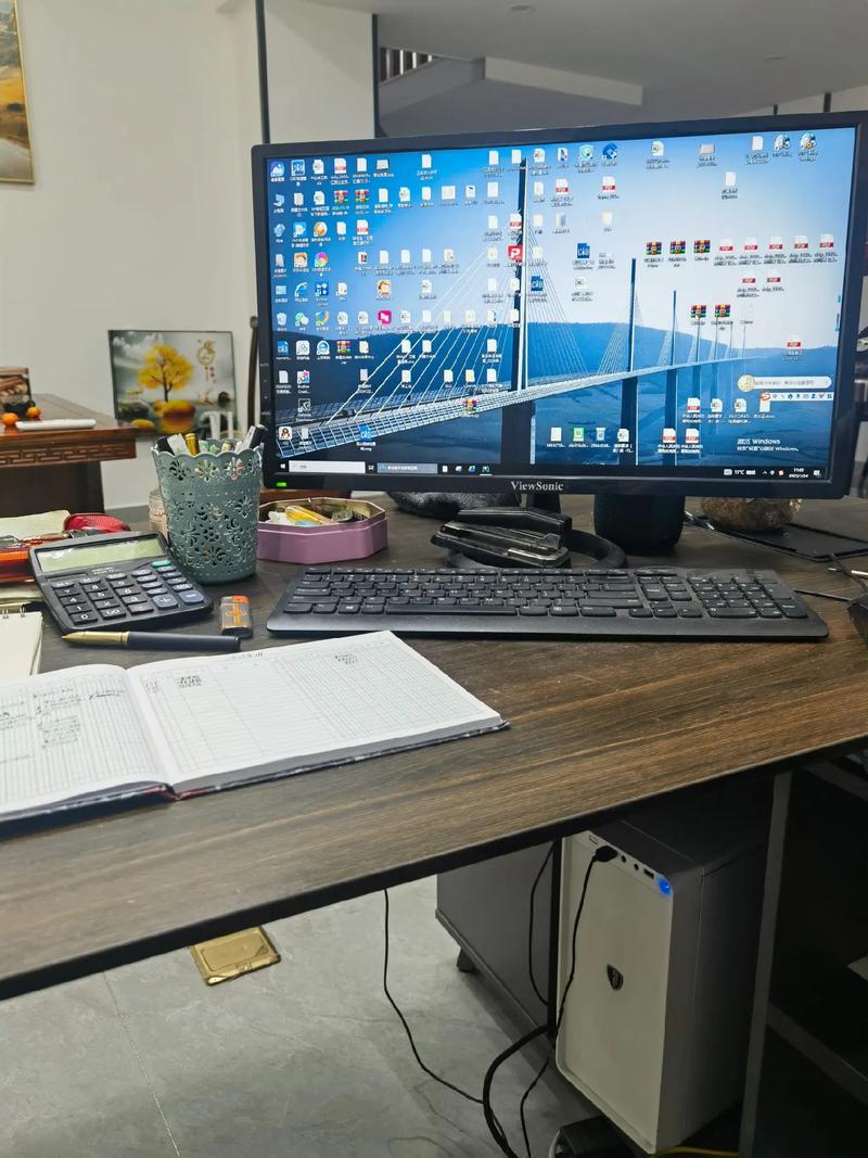 一个年轻人对着电脑发呆,屏幕上显示辞职信,办公室里表情迷茫