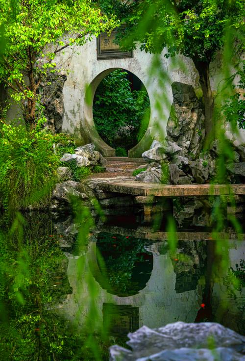 苏州艺圃乳鱼亭旁临岸黄石驳岸的水痕