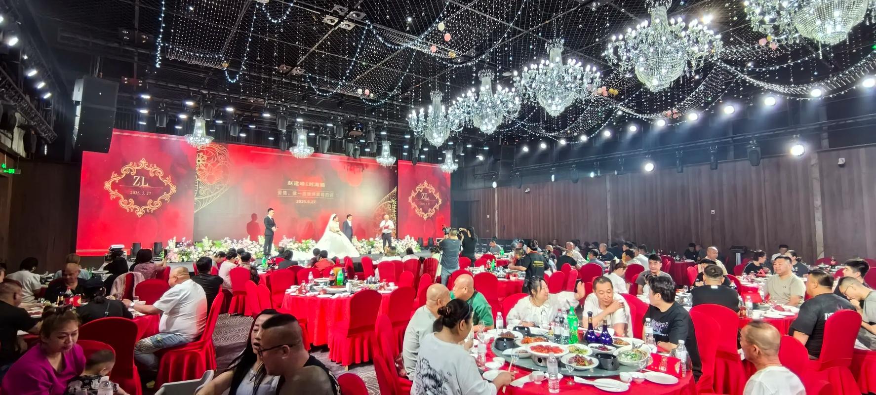 现代中式婚宴敬酒环节欢乐场景