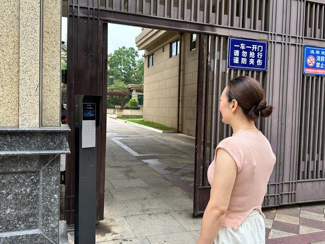 住宅小区人脸识别门禁公示现场图