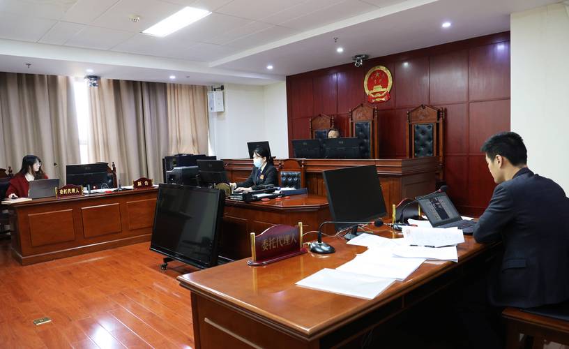 法院庭审中出示纸质遗嘱的物证场景