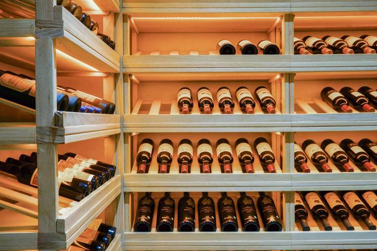 家庭避光红酒横放存放示意图
