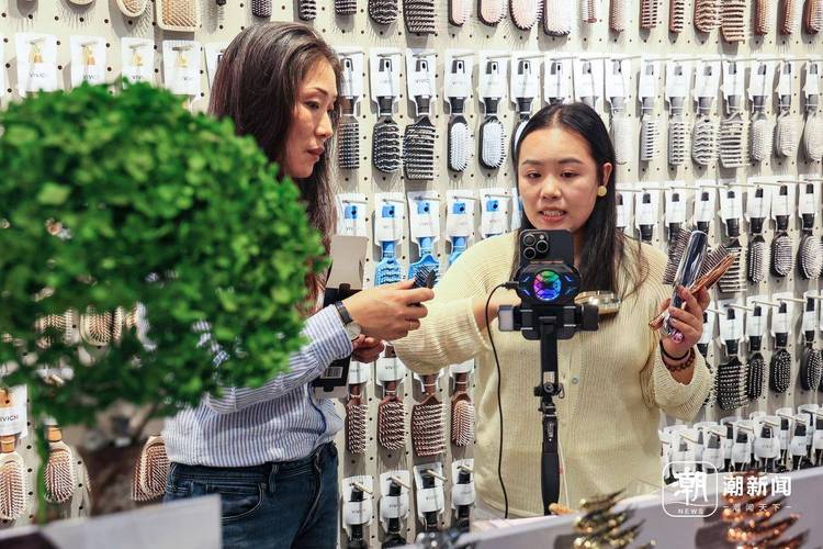 义乌小商品市场主播在堆满货物的房间内用手机直播带货