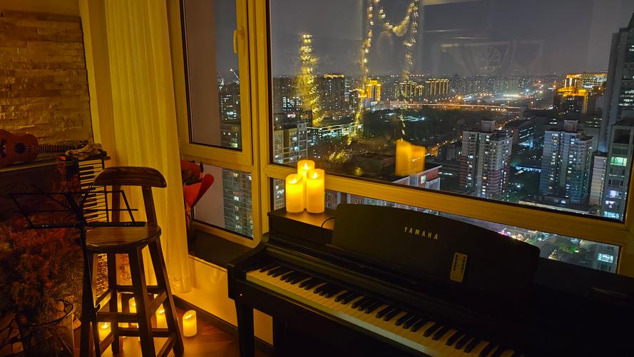 成年人坐在电钢琴前练习的夜晚场景