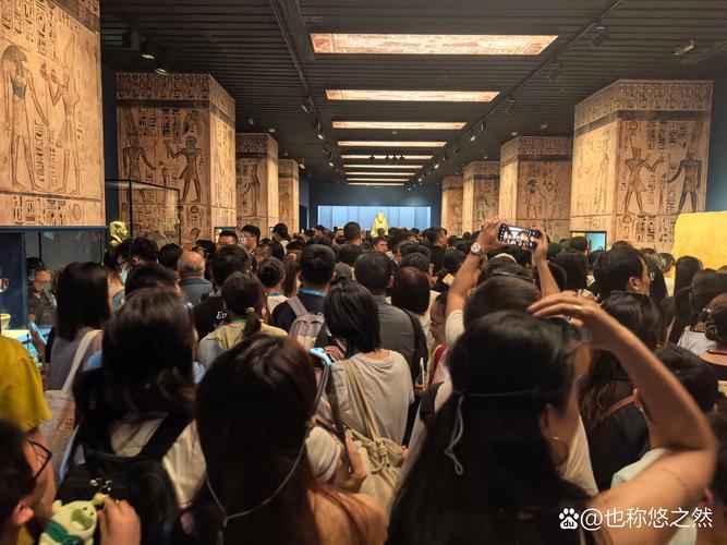 小学生研学旅行在博物馆拥挤的人流中被催促前进