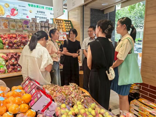 社区水果店顾客和朋友聊天推荐场景