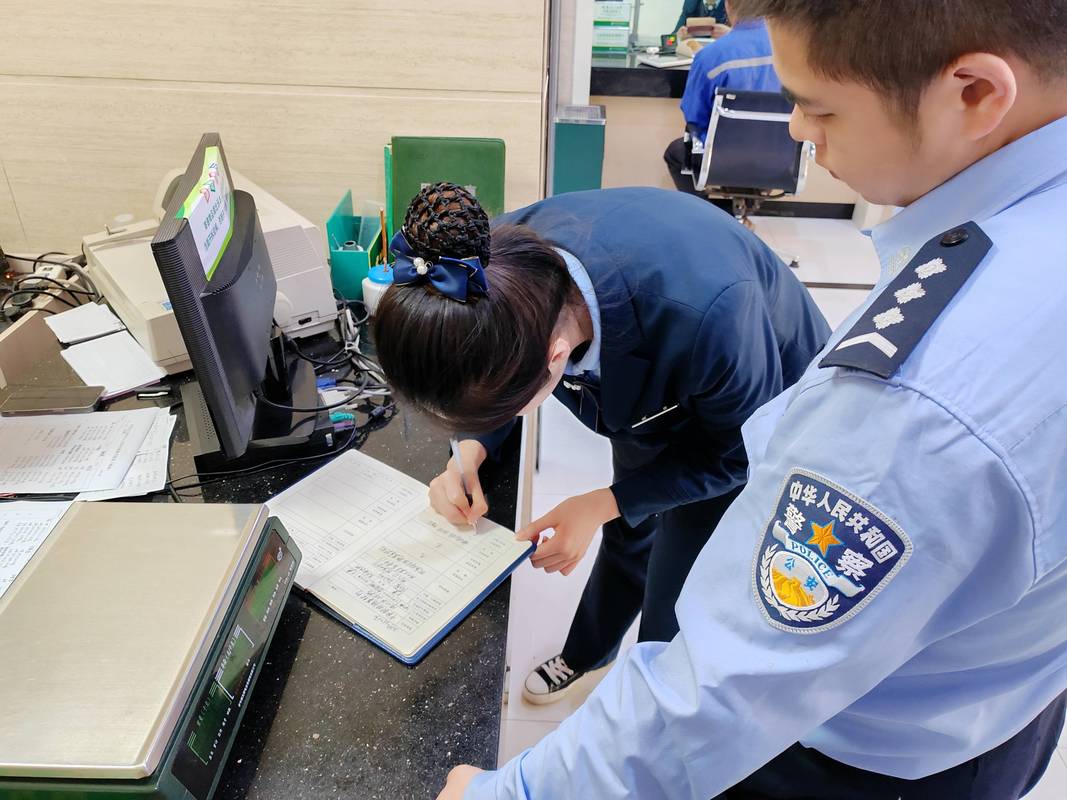 派出所反诈窗口群众咨询现场实拍