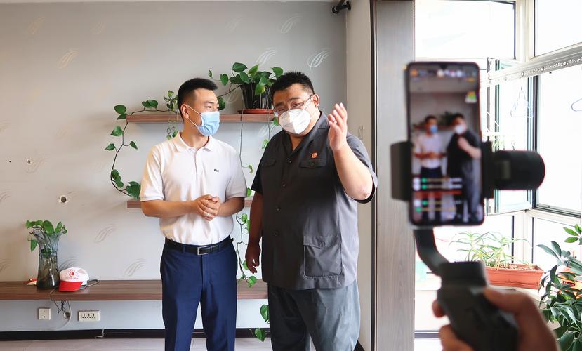 抵押物拍卖现场法官主持司法拍卖场景