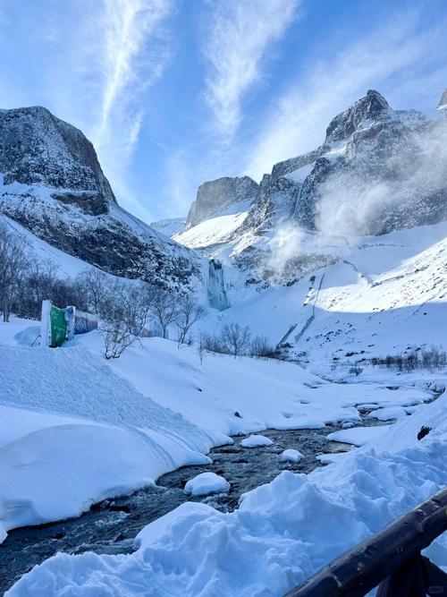 长白山冬季林间积雪落雪实拍