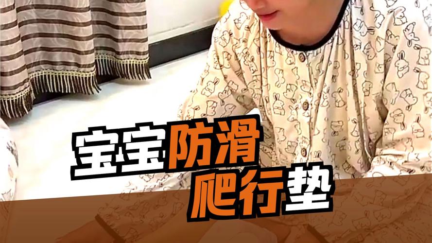 健康足月宝宝趴在爬行垫练习抬头实拍