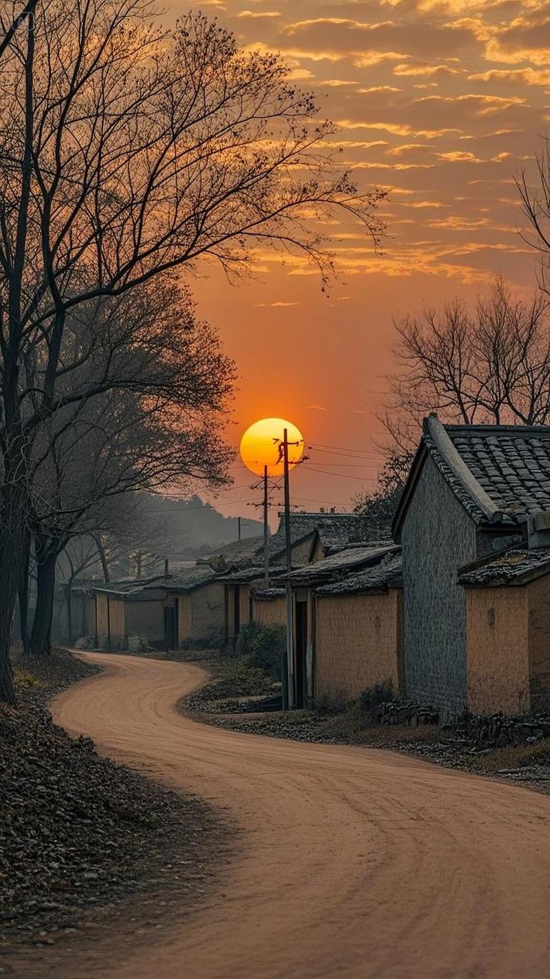 夕阳下最后的老屋炊烟孤独升起