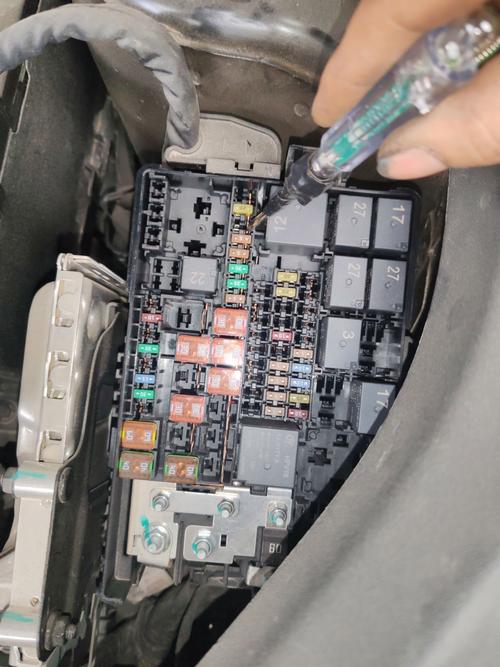 汽修店检查汽车空调压缩机保险丝