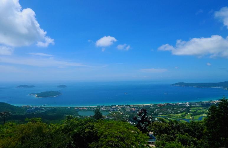 中国海南省三亚亚龙湾海岸线晴天全景