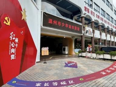 少年宫门口亲子等候背课文场景