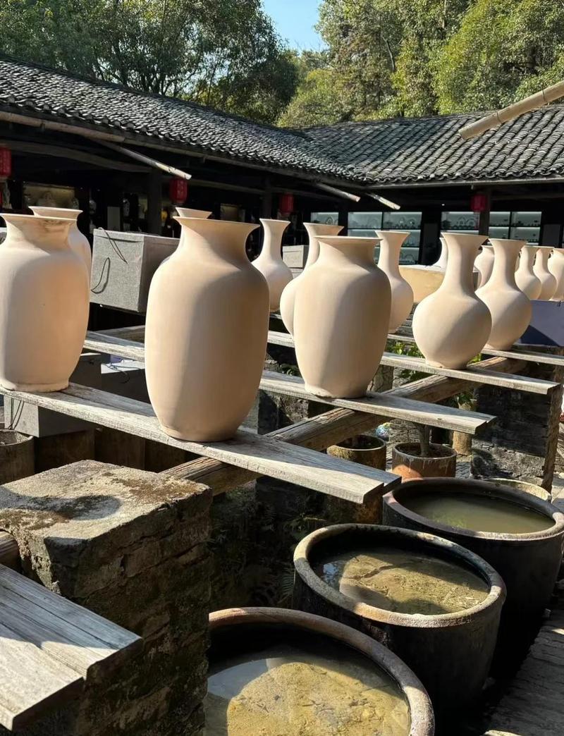 景德镇陶艺工作室,手艺人安静做陶,窗外绿意,对比城市加班场景