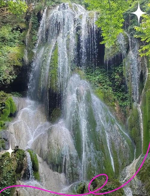 湖北南漳香水河山间浅滩踩水场景