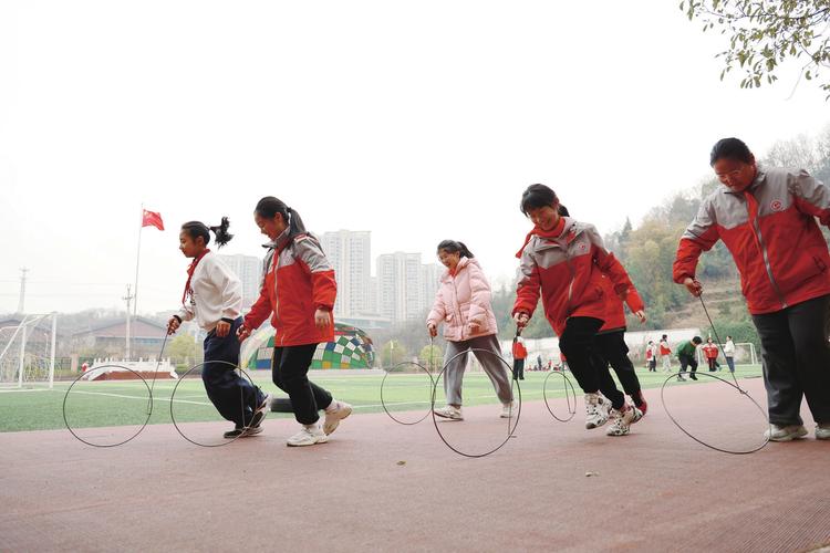 校园大课间学生自由玩耍跳绳滚铁环快乐场景