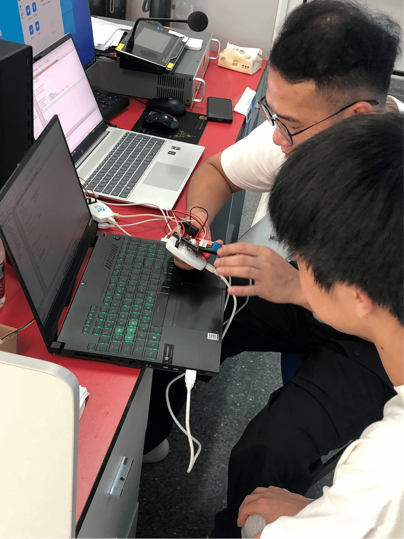 线下技术培训学员实操调试嵌入式电路板场景