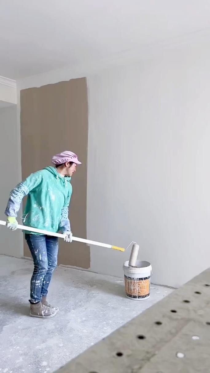 家装局部补墙1升装涂料施工场景