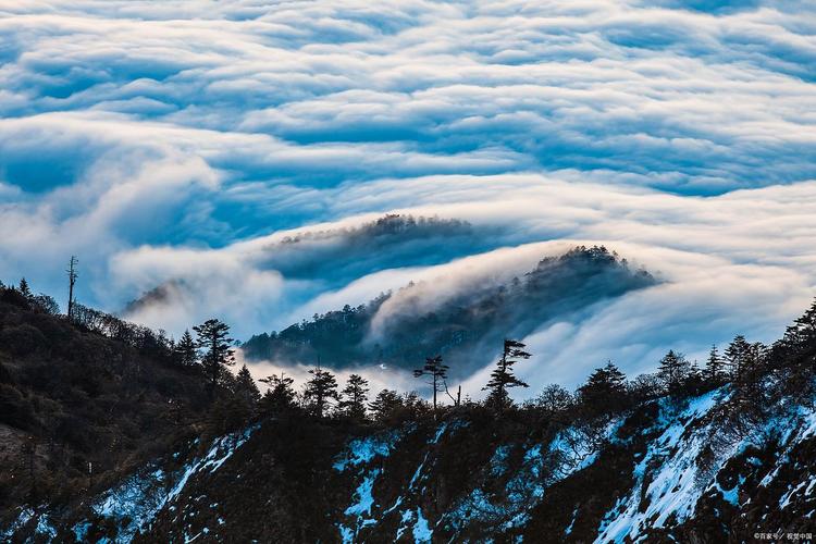 牛背山云瀑倾泻山谷