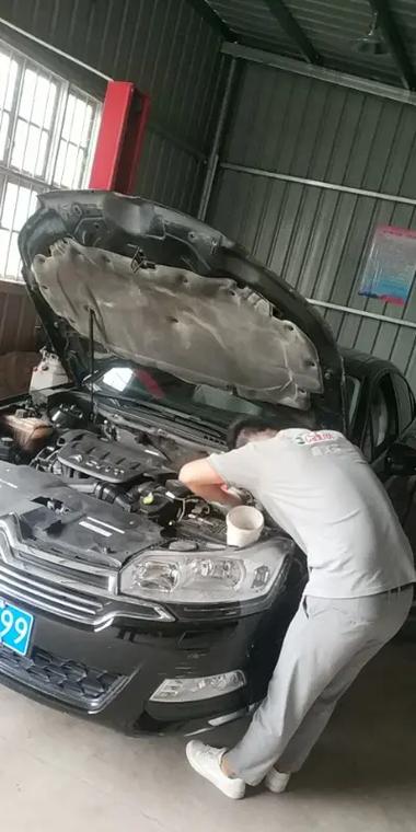 汽修师傅检测发动机怠速抖动作业图