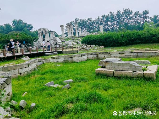 圆明园西洋楼遗址清晨无人石径