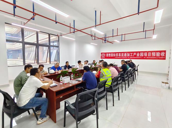 产品开发流程评审会上的激烈争论场面