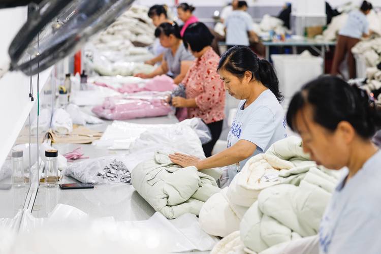 南京产业带羽绒服加工厂缝制车间实拍